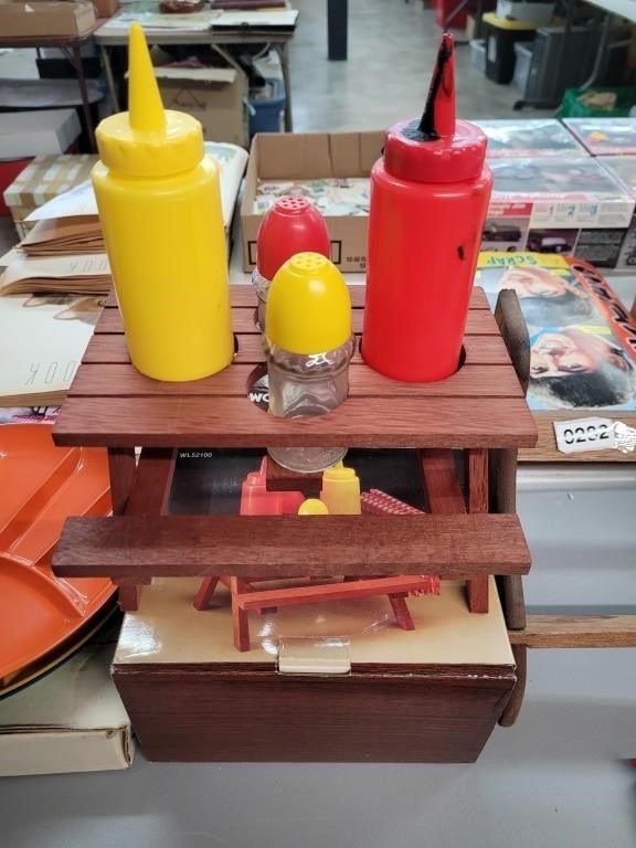 Picnic table condiment set