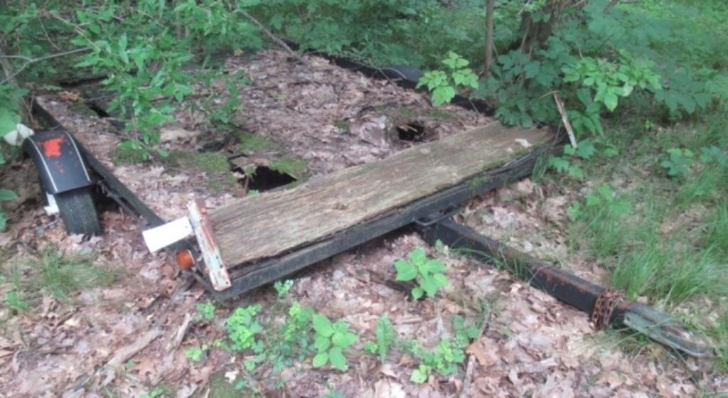 Single axle utility trailer. Note: Floor rotted,