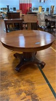 MAH. EMPIRE PEDESTAL BASE DINING TABLE W/3 LEAVES