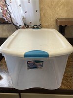 Sterlite 66qt tote with lid