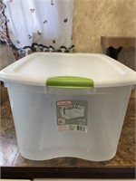 Sterlite 66qt tote with lid