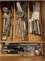 Contents of 1 Kitchen Drawers- Knifes & Kitchen