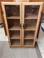 4 shelf bookcase / display cabinet w/ glass doors.