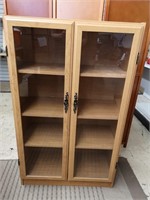 4 shelf bookcase / display cabinet w/ glass doors.