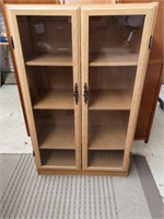 4 shelf bookcase / display cabinet w/ glass doors.