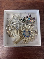 Lot of 4 women’s brooches all missing gems