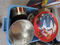 Tote of Christmas tins(décor).