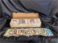 MIXED SPORTS TRADING CARDS / BOX +