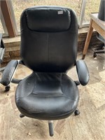 Black office chair. Needs wheels. Deerstand chair