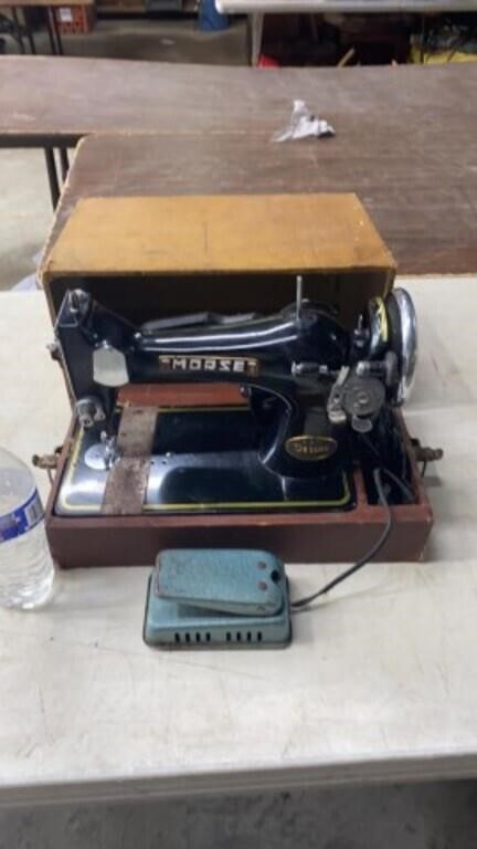 Vintage Morse 228 Deluxe sewing machine With Case