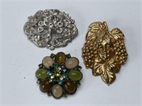 THREE VINTAGE BROOCHES