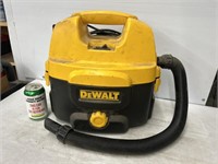 DeWalt heavy duty 2 gallon cordless wet/dry