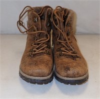 PAIR OF CLIFFS HIKING BOOTS, SIZE 6-1/2