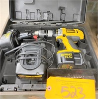 DEWALT DRILL w/ CHARGER & Case