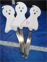 3 GHOST CAKE LIFTERS