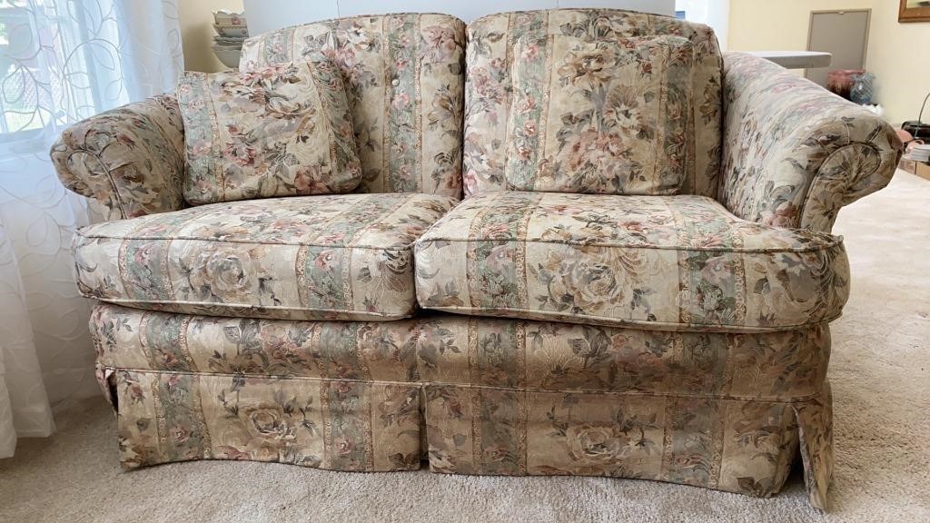 King Hickory Floral Pattern Love Seat