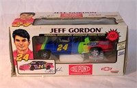 #24 Jeff Gordon Die Cast '94 Suburban 1:25