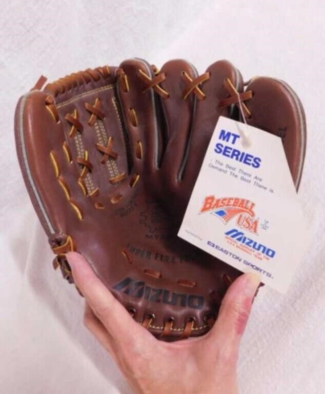 New Mizuno kid's leather baseball glove