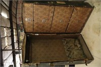 VINTAGE STEAMER TRUNK