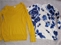 C9) Womans size small sweater style, 3/4 sleeve