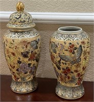 Z - LOT OF 2 GINGER JARS (1 MISSING LID) (A6)