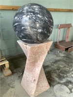 Sphere en marbre avec son socle