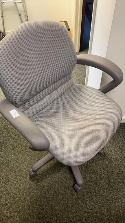 Office Chair Swivels & Changes height w/ Mat