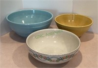 Vintage mixing bowl lot includes a Hall