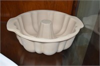 NWOT Never Used Pampered Chef Stoneware Bundt Pan