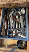 2 drawers of utensils