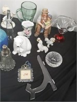 Group of miscellaneous household decor