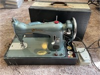 Compac De Luxe Sewing Machine