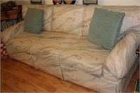 3-seater couch w/ 2 throw pillows