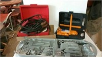 Hydraulic jack, tool set and jumper cables