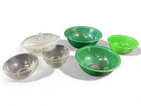 FourPyrex bowls and one Glasbake casserole