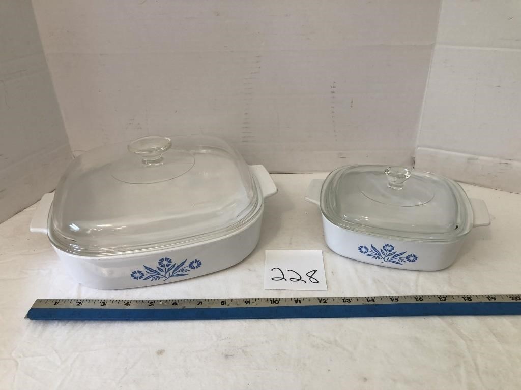 2 Corning Ware dishes with lids