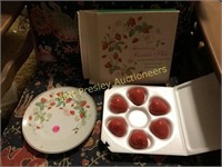 1970'S AVON STRAWBERRY PORCELAIN PLATE