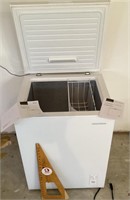Insignia chest freezer --Works
