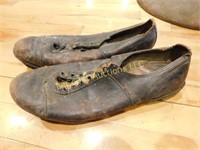 vtg football / baseball cleats, no laces