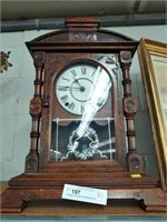 Vintage 8-Day Wind-Up Mantel Clock