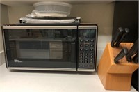 X - MICROWAVE OVEN, KNIVES  & BLOCK (K65)