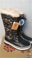 Ladies size 7 tall camo winter boots