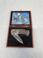 Howling wolves collector folding knife in box