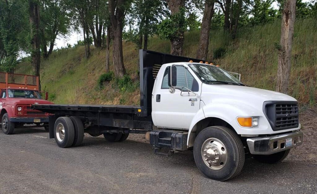 2002 Ford F650 Flatbed Truck