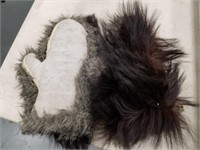 Pair of fur mittens    (3)