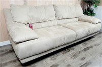 Grand canapé 84"x35" style suède, propre et solide