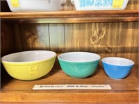 (3) Pyrex Nesting Bowls