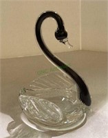 Beautiful art glass swan measuring approximately