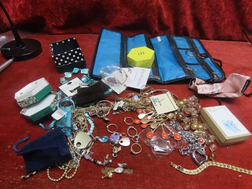 Costume jewelry assorted lot.