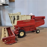 ERTL 1:32 INTERNATIONAL COMBINE HYDROSTATIC